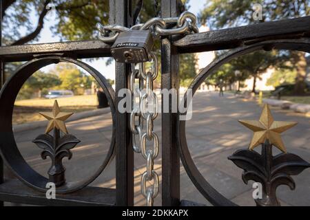 Austin, TX USA 15. Dezember 2020: Verschlossene Tore des Texas Capitol in Austin am Abend, bevor der Gouverneur von Texas, Greg Abbott, die Wiedereröffnung des Geländes für die Öffentlichkeit anordnete. Das Capitol ist seit Monaten geschlossen, nachdem Vandalismus auf dem Gelände und Gebäude während der Proteste gegen Polizeigewalt nach dem Mord an George Floyd im Mai 2020. Kredit: Bob Daemmrich/Alamy Live Nachrichten Stockfoto