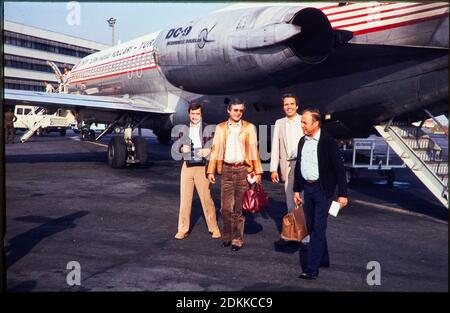 Historisches Foto: Gruppe von Geschäftsleuten bei einem McDonnell Douglas DC-9 Tuerk Hava Yollari Turkish Airline IHR Passagierjet um 1973 in München, Flughafen Riem auf dem Weg in die Türkei. Fortpflanzung in Marktoberdorf, Deutschland, 26. Oktober 2020. © Peter Schatz / Alamy Stock Photos Stockfoto