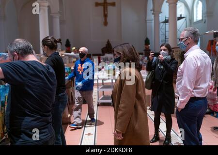 New York, Usa. Dezember 2020. Vizegouverneur Kathy Hochul dankt Freiwilligen und beteiligt sich an der Verteilung von Lebensmitteln an unterversorgte Menschen in der Suppenküche der Heiligen Apostel. Aufgrund der COVID-19 Pandemie und vieler Entlassungen begannen viele Menschen, auf die freie Verteilung von Lebensmitteln angewiesen zu sein. (Foto von Lev Radin/Pacific Press) Quelle: Pacific Press Media Production Corp./Alamy Live News Stockfoto