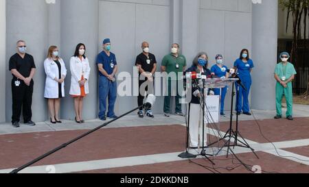 Miami, Usa. Dezember 2020. Der Bürgermeister von Miami- Dade Daniella Levine Cava spricht mit den Medien, nachdem medizinisches Personal die erste Dosis des Pfizer-Biotech COVID-19 im Jackson Memorial Hospital in Miami, Florida am Dienstag, 15. Dezember 2020 erhalten hat. Foto von Gary i Rothstein /UPI Kredit: UPI/Alamy Live News Stockfoto