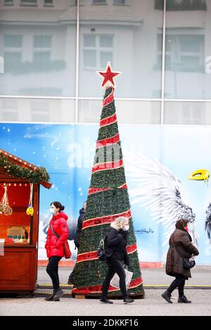 Berlin, Deutschland. Dezember 2020. Vor der Sperre in der Schlossstraße in Berlin-Steglitz können Sie sich schnell in Einkaufszentren umsehen. Berliner nutzen den letzten Tag, um vor der Sperrung einzukaufen (Foto: Simone Kuhlmey/Pacific Press) Quelle: Pacific Press Media Production Corp./Alamy Live News Stockfoto