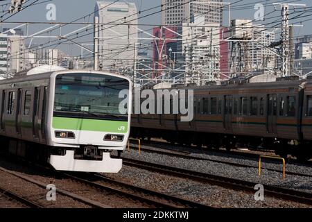 Ein Zug der Serie E231-500 auf der Yamanote-Linie in der Nähe des Bahnhofs Shinagawa in Tokio, Japan Stockfoto