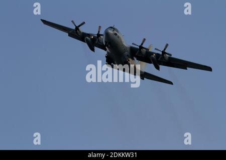 Eine japanische Marine Self Defence Force (JMSDF) Lockheed C-130R Hercules flog in der Nähe der NAF Atsugi Luftwaffenbasis. Kanagawa, Japan. Stockfoto