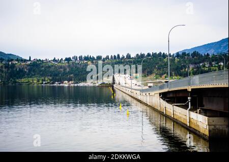 KELOWNA, BC, KANADA - 14. MAI 2019: Die William R Bennett Bridge verbindet die Innenstadt von Kelowna mit West Kelowna über den Okanagan Lake. Stockfoto