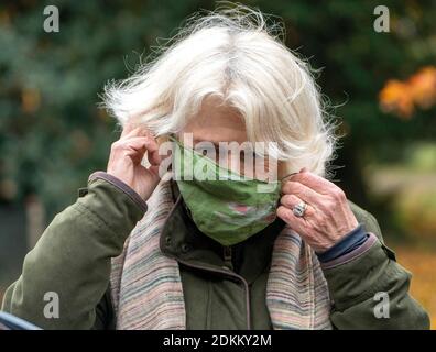 26. Oktober 2020 - Camilla Herzogin von Cornwall bei einem Besuch in Westonburt, dem National Arboretum in Tetbury, Gloucestershire. Das Arboretum zieht jährlich über 550,000 Besucher an und bietet eine wunderschöne Landschaft, die die Menschen besuchen können, um sich über Bäume zu informieren und sie zu erkunden.Es ist eine wichtige Ressource für Wissenschaftler, um mehr über diese Pflanzen zu erforschen und zu verstehen, wie sie für die Zukunft geschützt werden können. Bildnachweis: ALPR/AdMedia /MediaPunch ***NUR FÜR USA*** Stockfoto