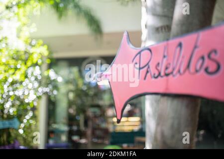 Rosa Pfeilschild für Gebäck auf einem Baumstamm Stockfoto