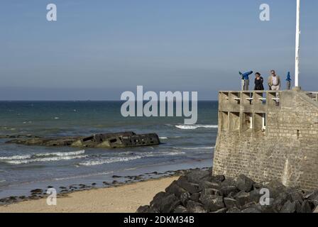 Überreste der Mulberry-Häfen, temporäre Docks gebaut, um Vorräte während der D-Day-Invasion der Normandie, Arromanches, Frankreich zu landen. Stockfoto