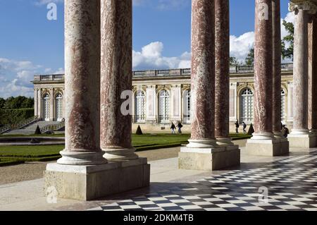 Blick von der Peristyle (überdachte Veranda) des Grand Trianon, ein separates Schloss als Rückzugsort für den König im Schloss von Versailles, Frankreich gebaut. Stockfoto