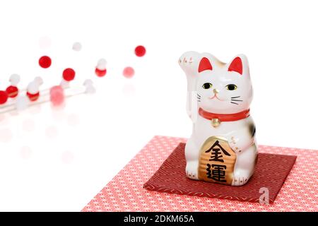 Maneki Neko Lucky Katze Puppe, japanische Wort dieser Fotografie bedeutet "wirtschaftliches Glück" Stockfoto