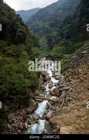 Blick auf wunderschöne Hügel und Flusslauf auf der Gochela-Wanderung zum Kanchenjunga-Gebirge in Sikkim. Stockfoto