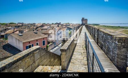 Südliche Stadtmauer der mittelalterlichen ummauerten Stadt Aigues-Mortes, Petite Camargue, Departement Gard, Region Okzitanien, Südfrankreich Stockfoto