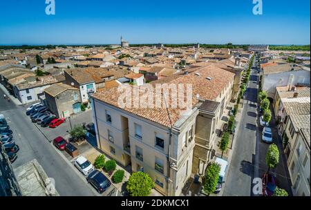 Blick über die Dächer der mittelalterlichen ummauerten Stadt Aigues-Mortes, Petite Camargue, Departement Gard, Region Okzitanien, Südfrankreich Stockfoto