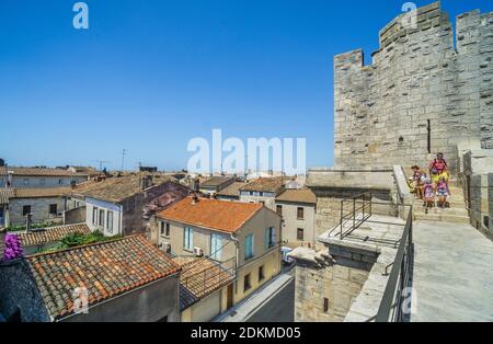 Blick von der Stadtmauer über die Dächer der mittelalterlichen ummauerten Stadt Aigues-Mortes, Petite Camargue, Gard Department, Okzitanien Region, Südfranc Stockfoto