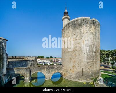 Der Turm von Konstanz und die Wälle der mittelalterlichen ummauerten Stadt Aigues-Mortes, Petite Camargue, Gard Department, Okzitanien Region, Süd-Fra Stockfoto