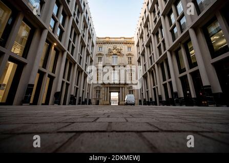 Berlin, Deutschland. Dezember 2020. Die Passage des Humboldt Forums. Nach gut sieben Jahren Bauzeit und mehreren Aufschiebungen der Eröffnung – zunächst nur digital aufgrund der Corona – soll das Humboldt Forum im wiederaufgebauten Berliner Schloss am 16. Dezember seine Pforten öffnen. (An 'Ex-Punker auf dem Weg durch das Schloss - Humboldt Forum vor Eröffnung') Quelle: Fabian Sommer/dpa/Alamy Live News Stockfoto