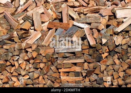 Rondout, Illinois, USA. Große Mengen an geschnittenem Holz bilden einen gigantischen Holzstapel. Stockfoto