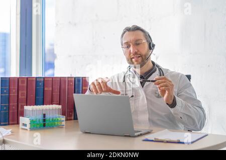 Arzt während einer Online-Konsultation mit einem Patienten. Das Konzept des Gesundheitswesens und moderne Technologien in der Medizin. Stockfoto