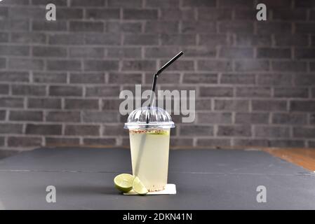 Das Bootleg kommt aus Minneapolis. Es ist ein erfrischender Cocktail aus natürlich gesüßter Zitronenlimeade, gemischt mit Minze, plus Gin, Wodka oder Bourb Stockfoto