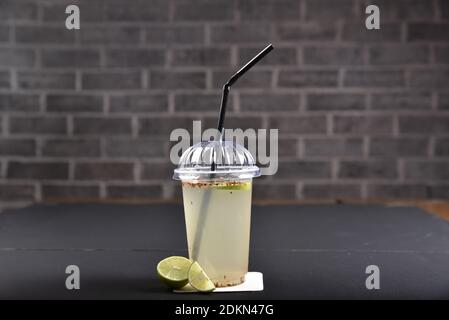 Das Bootleg kommt aus Minneapolis. Es ist ein erfrischender Cocktail aus natürlich gesüßter Zitronenlimeade, gemischt mit Minze, plus Gin, Wodka oder Bourb Stockfoto