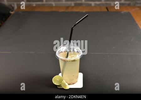 Das Bootleg kommt aus Minneapolis. Es ist ein erfrischender Cocktail aus natürlich gesüßter Zitronenlimeade, gemischt mit Minze, plus Gin, Wodka oder Bourb Stockfoto