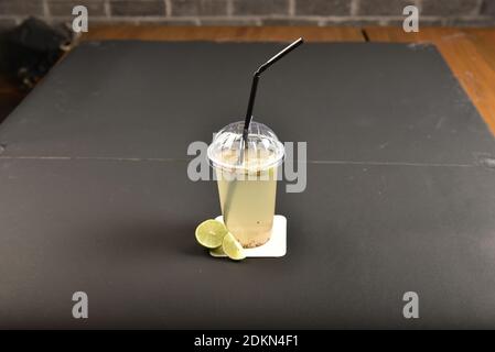Das Bootleg kommt aus Minneapolis. Es ist ein erfrischender Cocktail aus natürlich gesüßter Zitronenlimeade, gemischt mit Minze, plus Gin, Wodka oder Bourb Stockfoto