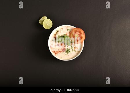 Raita ist ein indisches Gericht mit Joghurt, Gewürzpulver, Kräutern und Gemüse wie Zwiebeln, Gurken und Karotten Stockfoto