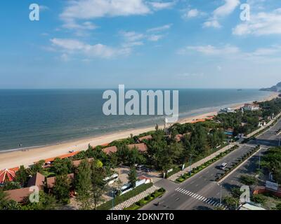 Bai Sau oder Zurück Strand in Vung Tau in der Provinz Bang Ria-Vung Tau in Südvietnam, mit Resorts und Restaurantpavillons am Strand. Stockfoto