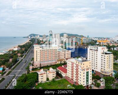 Bai Sau oder Zurück Strand in Vung Tau in der Provinz Bang Ria-Vung Tau in Südvietnam, mit Resorts, Hotels und Restaurantpavillons am Strand. Stockfoto