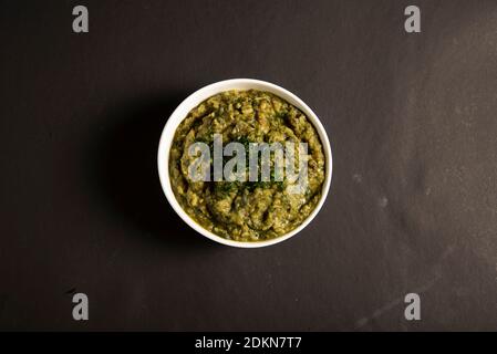 Moong dal mit Senfgrün ist ein authentisches punjabi Rezept Stockfoto