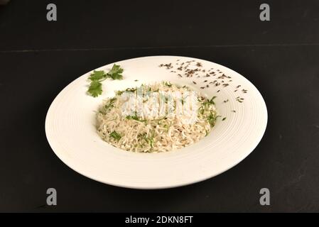 Jeera Rice oder Zeera Rice ist ein indisches und pakistanisches Gericht, das aus Reis und Kreuzkümmel besteht. Es ist ein beliebtes Gericht in Nordindien und Pakistan Stockfoto