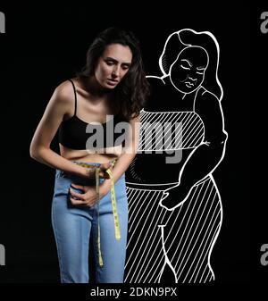 Kranke Frau nach Gewichtsverlust auf dunklem Hintergrund. Konzept der Anorexie Stockfoto