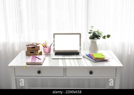 Interieur des modernen Arbeitsplatzes mit Laptop Stockfoto
