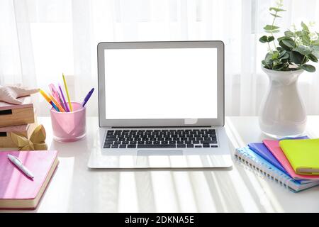 Interieur des modernen Arbeitsplatzes mit Laptop Stockfoto