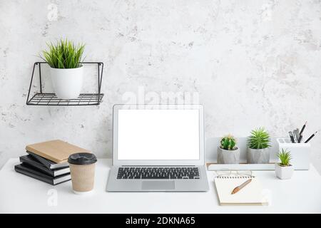 Interieur des modernen Arbeitsplatzes mit Laptop Stockfoto