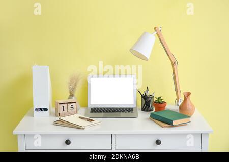 Interieur des modernen Arbeitsplatzes mit Laptop Stockfoto