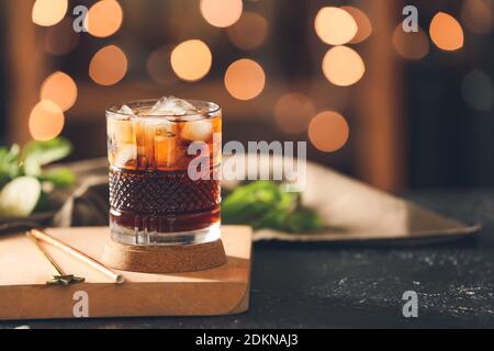 Ein Glas leckeren Cuba Libre Cocktail auf dem Tisch Stockfoto