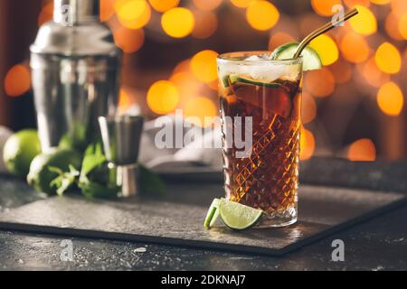 Ein Glas leckeren Cuba Libre Cocktail auf dem Tisch Stockfoto