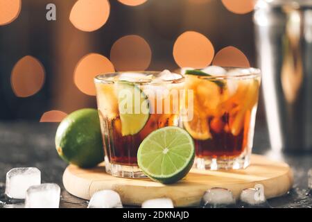 Gläser leckeren Cuba Libre Cocktail auf dem Tisch Stockfoto