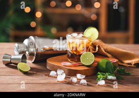 Ein Glas leckeren Cuba Libre Cocktail auf dem Tisch Stockfoto