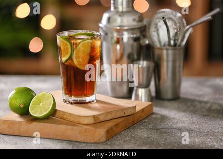 Ein Glas Cuba Libre Cocktail auf dem Tisch Stockfoto