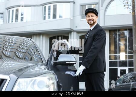 Chauffeur Öffnung Tür von Luxus-Auto Stockfoto