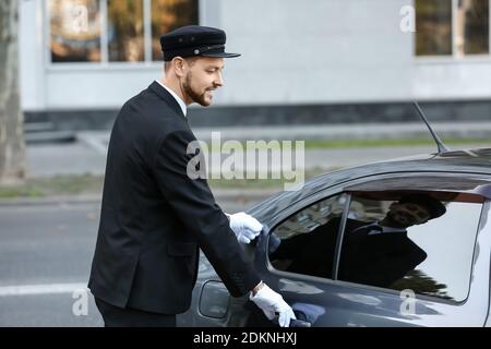 Chauffeur Öffnung Tür von Luxus-Auto Stockfoto