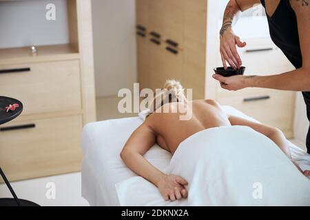 Blonde hübsche Dame entspannen im Spa am Wochenende Stockfoto