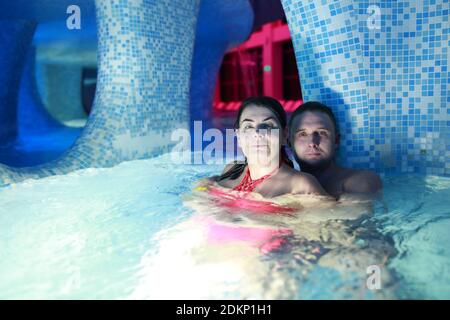 Portait des Paares umarmt im Wasserpark Stockfoto