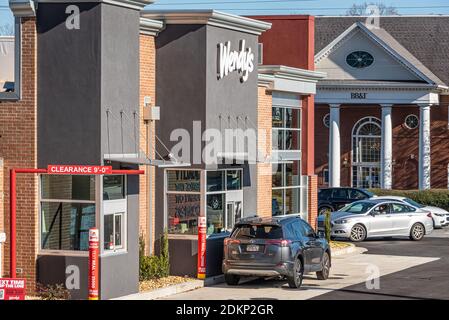 Drive-Thru-Kunde im Fast-Food-Hamburger-Restaurant von Wendy in Snellville, Georgia, östlich von Atlanta. (USA) Stockfoto