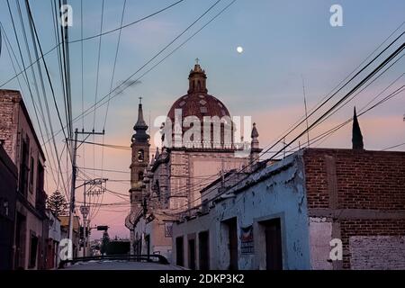 Kirche Santa Rosa de Viterbo, Drähte und Vollmond, Santiago de Queretaro, Queretaro, Mexiko Stockfoto