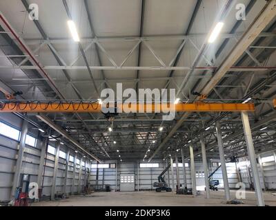 Deckenkran im Industriegebäude. Brückenkran im Hangar Stockfoto