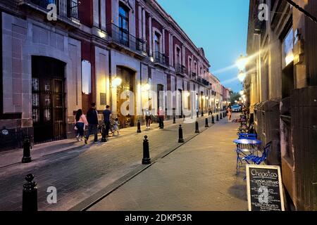 Stimmungsvolle Straße in der Altstadt, Santiago de Queretaro, Queretaro, Mexiko Stockfoto
