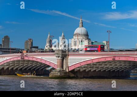 Blackfriars Bridge, St Paul's Cathedral, Flussboot und roter Bus. London, Großbritannien Stockfoto