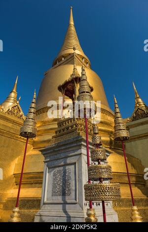 Phra Si Ratana goldene Chedi Wat Phra Kaew Grand Palace Bangkok Thailand Stockfoto